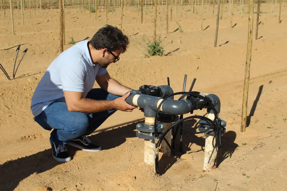 Profissional instalando equipamento de irrigação