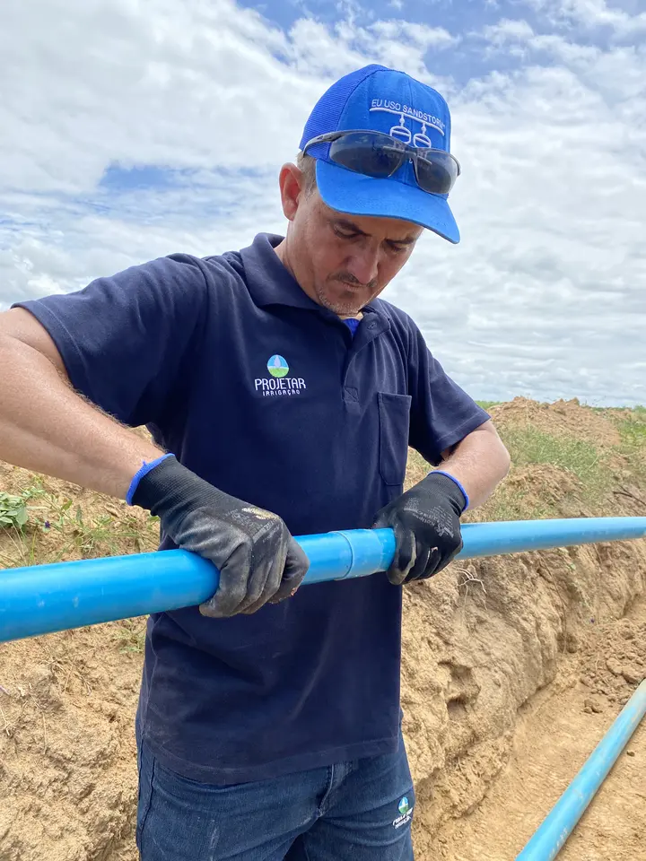 Profissional montando tubulação de irrigação